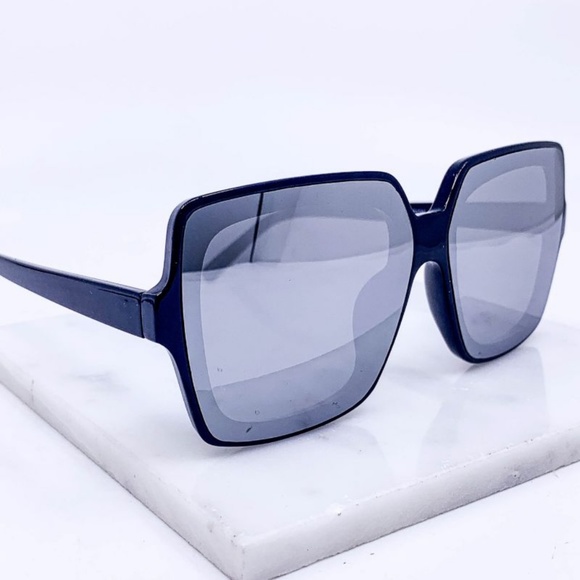 Black frame silver mirrored lens sunglasses - Picture 2 of 8